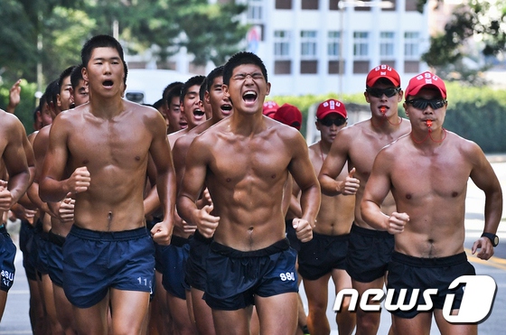 韓國海軍海難救助隊高溫下訓練 露結實肌肉【組圖】