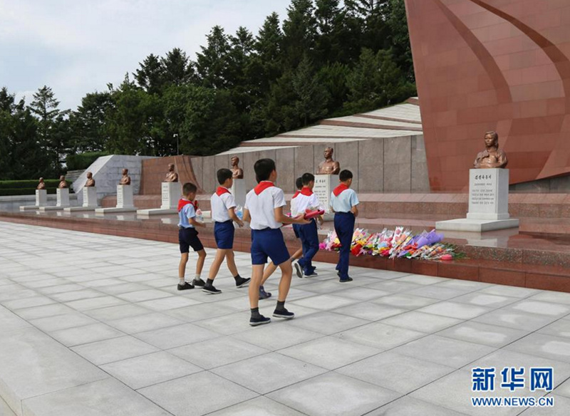 8月14日，朝鮮學生在平壤的大城山革命烈士陵園紀念革命烈士。 新華社記者程大雨攝