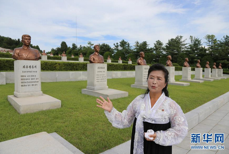 8月14日，在朝鮮平壤的大城山革命烈士陵園，陵園講解員鄭成蘭介紹烈士事跡。新華社記者程大雨攝