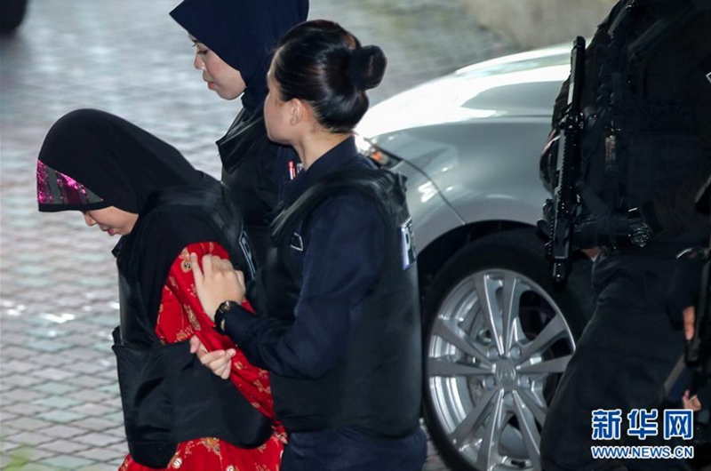 8月16日，在馬來西亞沙阿蘭，被告人印尼籍女子西蒂·艾莎（左）被警方帶離法院。新華社發