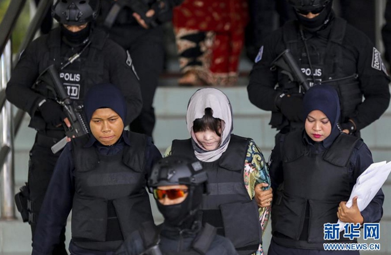 8月16日，在馬來西亞沙阿蘭，被告人越南籍女子段氏香（中）被警方帶離法院。新華社發