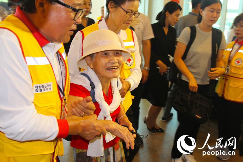 8月19日，在韓國江原道束草，91歲的李金蟬老人抵達集合地，此次她將與分離六十余年的兒子重逢。 人民網記者 陳尚文攝