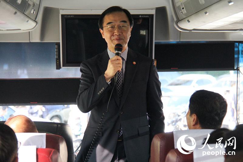 8月20日，韓國統一部長官趙明均在韓方探親家屬行前進行問候。 人民網記者 陳尚文攝