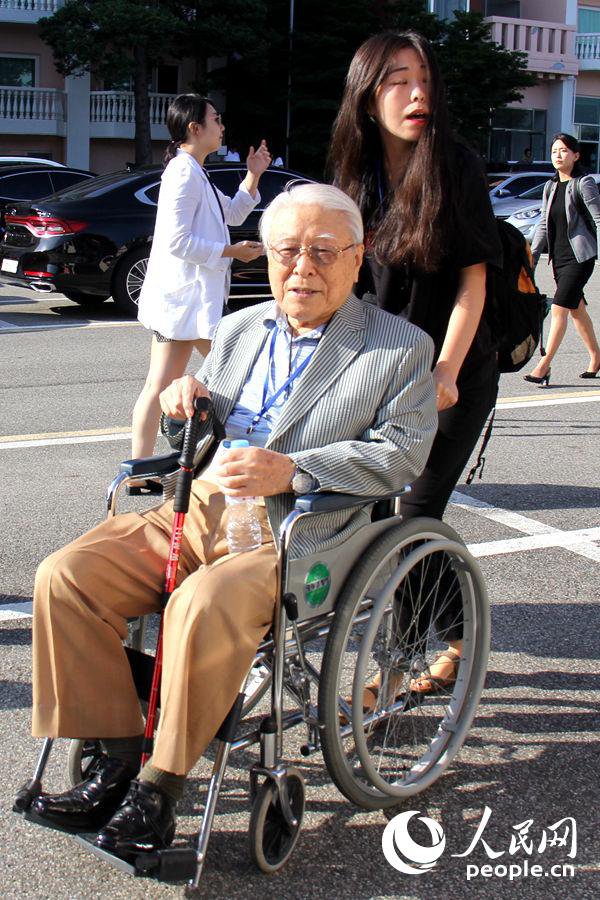 參加此次離散家屬團聚活動的韓方人員中年紀最長者已有101歲，他將在此次離散家屬團聚活動中見到自己的兒媳和孫女。 人民網 記者 陳尚文攝
