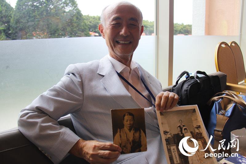 韓國探親老人李英夫展示老照片。人民網 記者 陳尚文攝