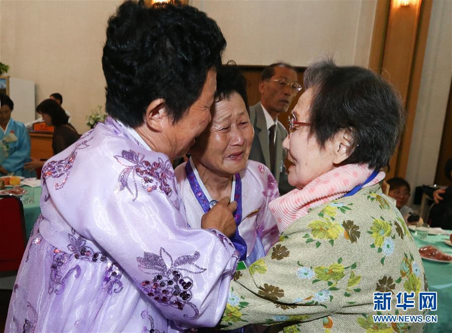 8月20日下午，朝韓離散家屬在朝鮮金剛山參加集體見面活動。新華社/韓朝離散家屬團聚活動韓方聯合報道團