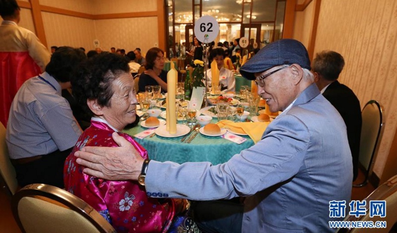 8月20日，朝韓離散家屬在朝鮮金剛山共進晚餐。新華社/韓朝離散家屬團聚活動韓方聯合報道團