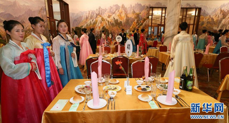 8月20日，朝鮮金剛山酒店內的工作人員正在為歡迎晚宴做准備。新華社/韓朝離散家屬團聚活動韓方聯合報道團