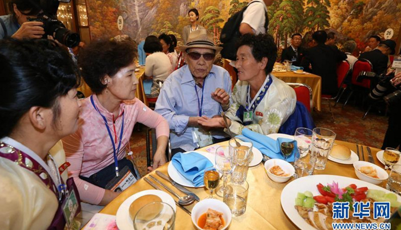 8月20日，朝韓離散家屬在朝鮮金剛山共進晚餐。新華社/韓朝離散家屬團聚活動韓方聯合報道團