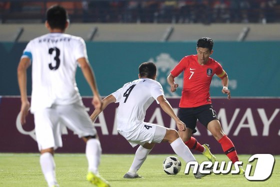 8月20日，在第18屆亞運會足球男子E組末輪的比賽賽場上，孫興民正在帶球。