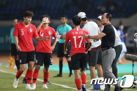 8月20日，在第18屆亞運會足球男子E組末輪的比賽賽場上，金鶴范教練正在激勵球員們。