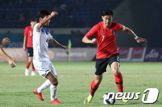 8月20日，在第18屆亞運會足球男子E組末輪的比賽賽場上，孫興民正在帶球。