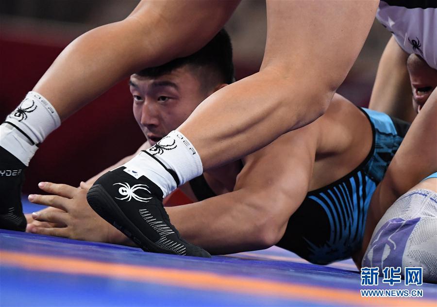 8月22日，中國選手肖棣（下）在比賽中。 新華社記者 李賀攝