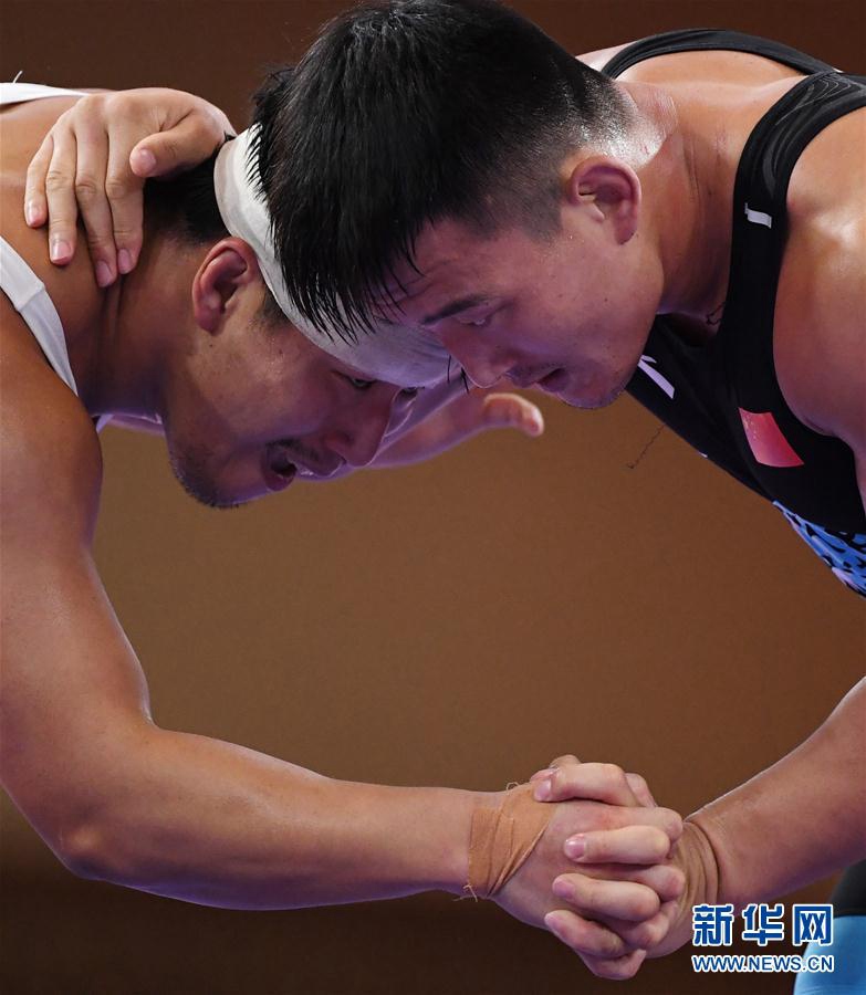 8月22日，中國選手肖棣（右）在比賽中。 新華社記者 李賀攝