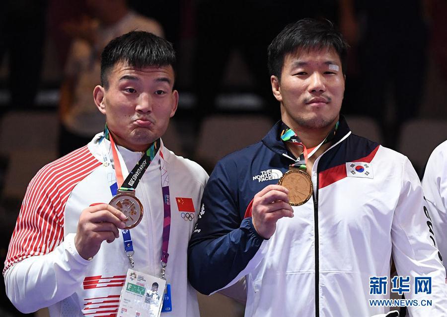 8月22日，亞軍得主中國選手肖棣（左）和冠軍得主韓國選手趙孝哲（音譯）在頒獎儀式上。 新華社記者 李賀攝 
