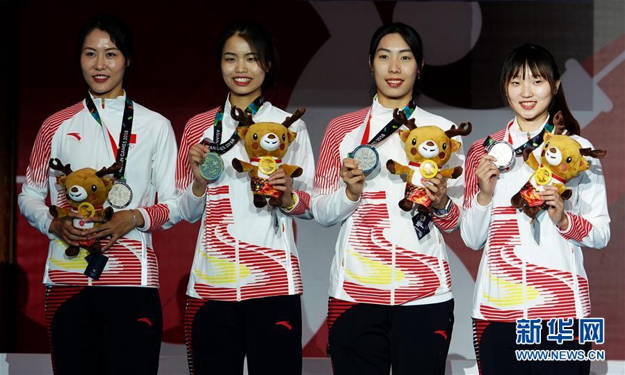 8月22日，中國隊選手錢佳睿、楊恆郁、邵雅琦、和馬嬰佳（從左至右）在頒獎儀式上。新華社記者 王毓國攝