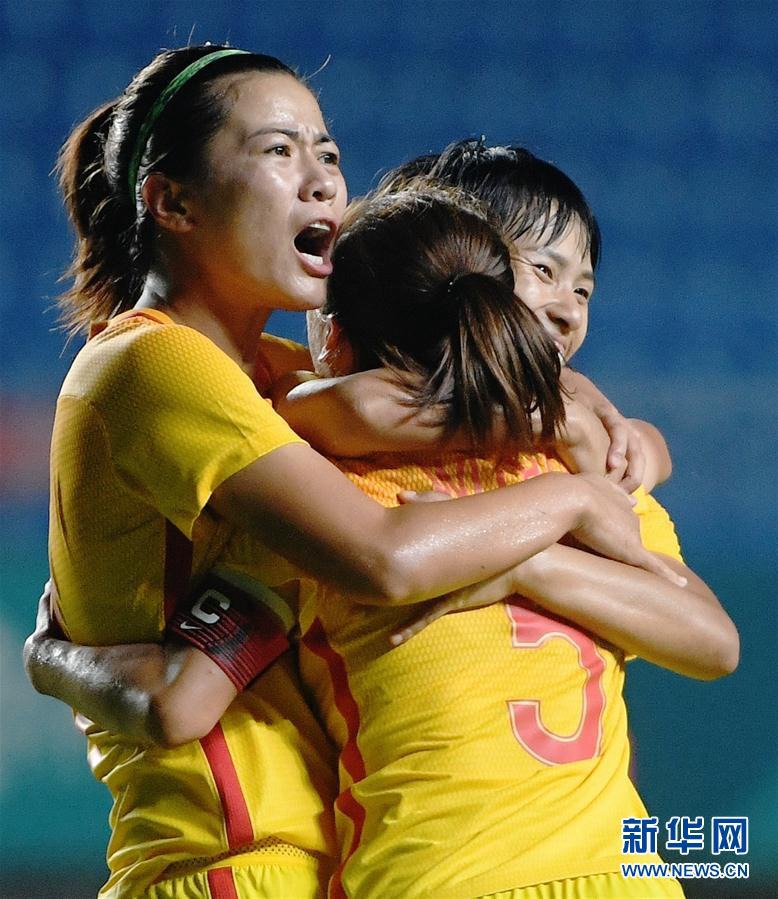 8月22日，中國隊球員在慶祝勝利。新華社發（王申攝）