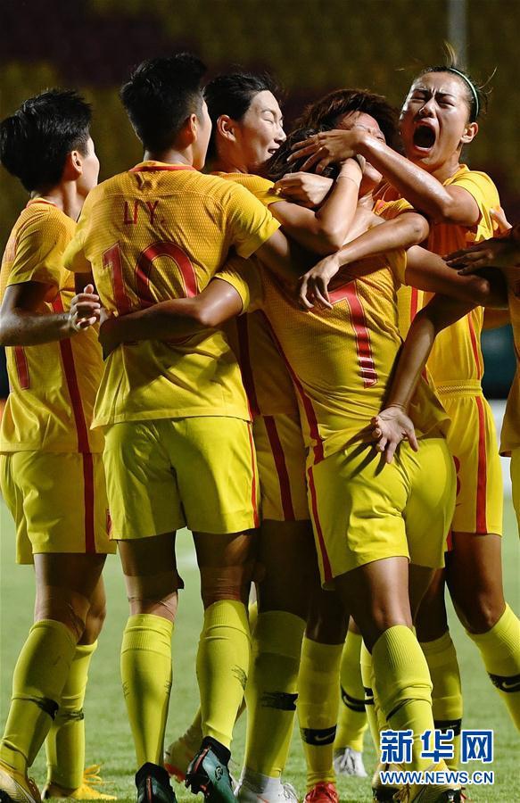 8月22日，中國隊球員在慶祝勝利。新華社發（王申攝）