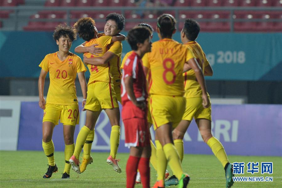 8月22日，中國隊球員婁佳惠(左二)和隊友擁抱慶祝進球。新華社發（維裡·薩諾弗裡攝）