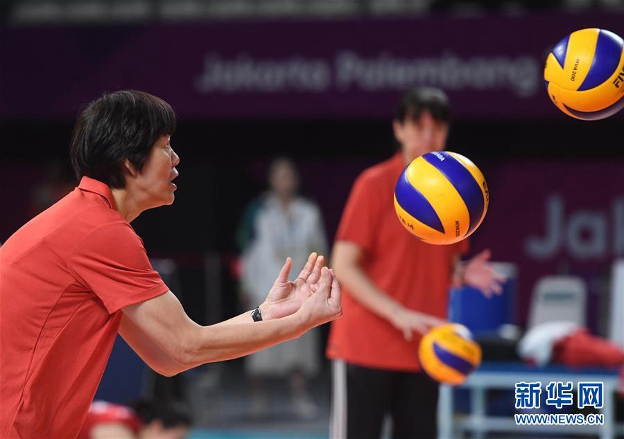 8月23日，中國隊主教練郎平在比賽前。新華社記者杜宇攝