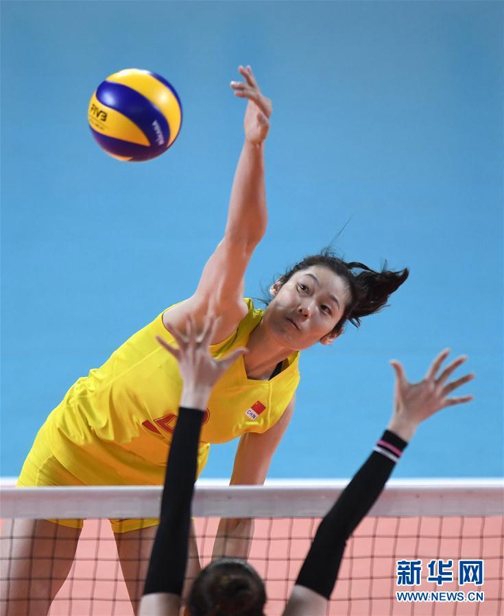 8月23日，中國隊球員朱婷在比賽中扣球。 新華社記者黃宗治攝