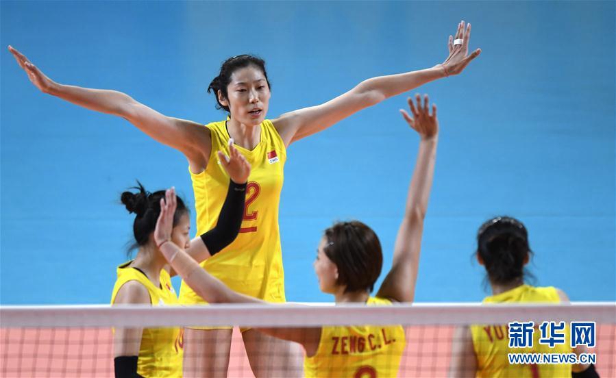 8月23日，中國隊球員朱婷（上）與隊友慶祝得分。 新華社記者黃宗治攝