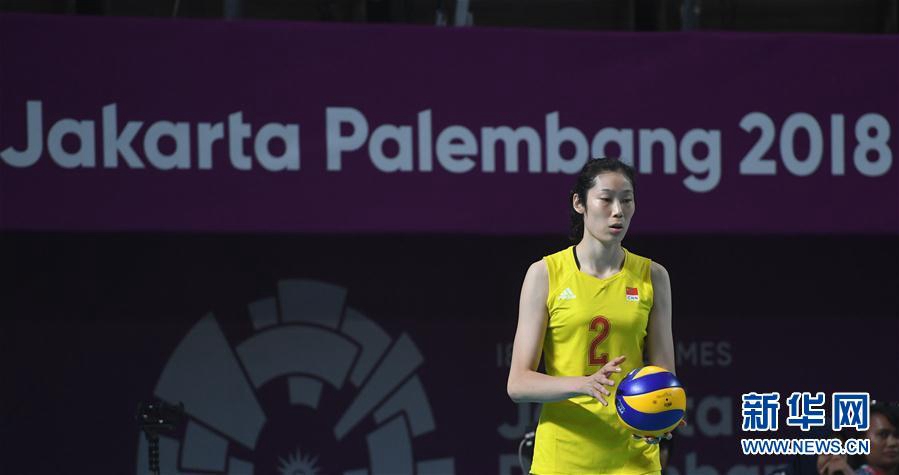8月23日，中國隊球員朱婷在比賽中准備發球。新華社記者杜宇攝