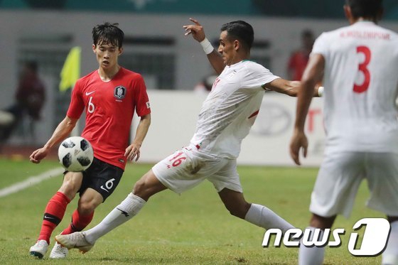 8月23日晚上，在印度尼西亞雅加達亞運會男足1/8決賽中，金文煥在比賽中。