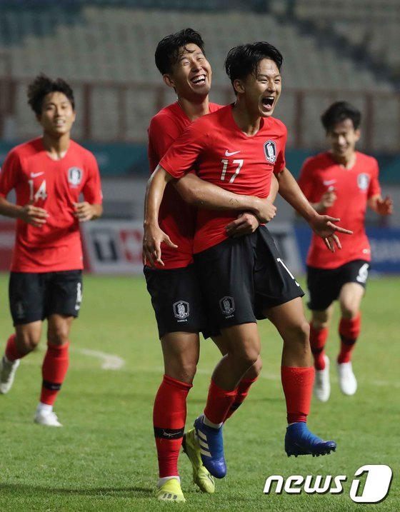 8月23日晚上，在印度尼西亞雅加達亞運會男足1/8決賽中，孫興民抱起攻入制勝球的李昇祐。