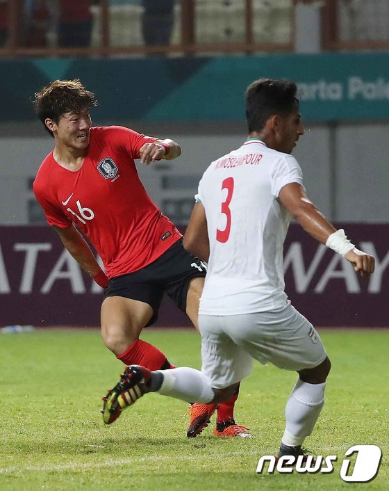 8月23日晚上，在印度尼西亞雅加達亞運會男足1/8決賽中，黃義助在比賽中。