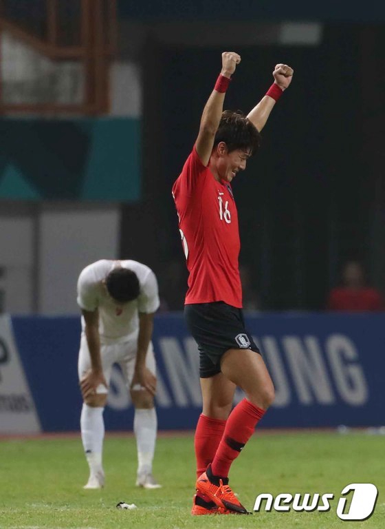 8月23日晚上，在印度尼西亞雅加達亞運會男足1/8決賽中，黃義助慶祝勝利。