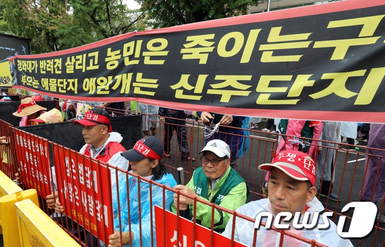 韓國狗肉協會冒雨游行 抗議將狗排除在家畜之外【7】