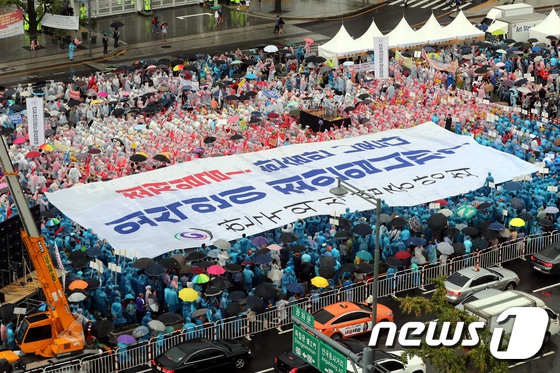 韓個體戶光化門冒雨集會 抗議政府上調明年最低時薪【6】