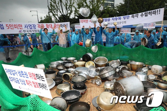韓個體戶光化門冒雨集會 抗議政府上調明年最低時薪【7】
