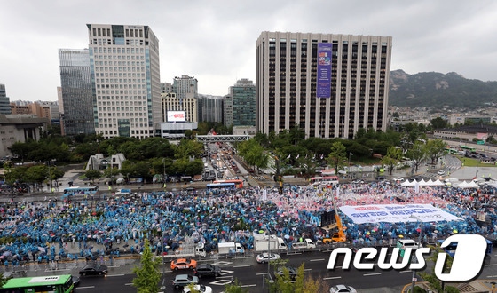 韓個體戶光化門冒雨集會 抗議政府上調明年最低時薪