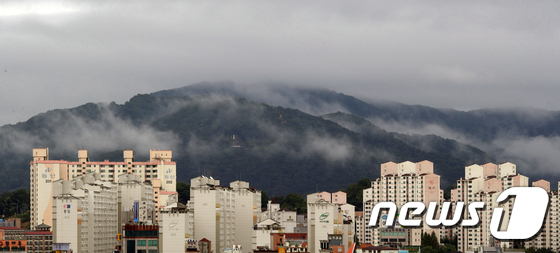韩国全州市雨后现云雾缭绕奇观宛如水墨画