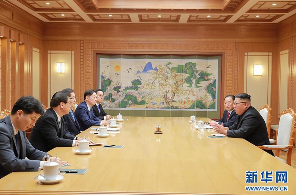 9月5日，韓國青瓦台國家安保室室長鄭義溶（左三）在朝鮮平壤與朝鮮最高領導人金正恩（右一）進行會談。新華社發（青瓦台供圖）