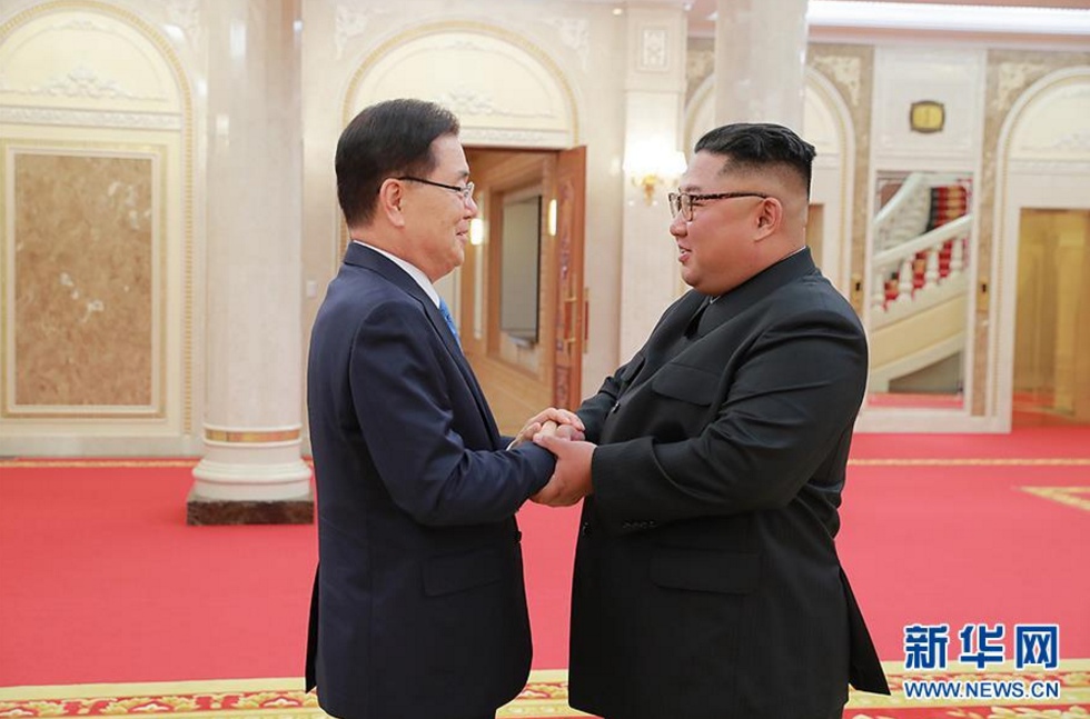 9月5日，韓國青瓦台國家安保室室長鄭義溶（左）在朝鮮平壤與朝鮮最高領導人金正恩握手。 新華社發（青瓦台供圖）