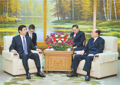 栗战书访问朝鲜并出席朝鲜建国70周年庆祝活动