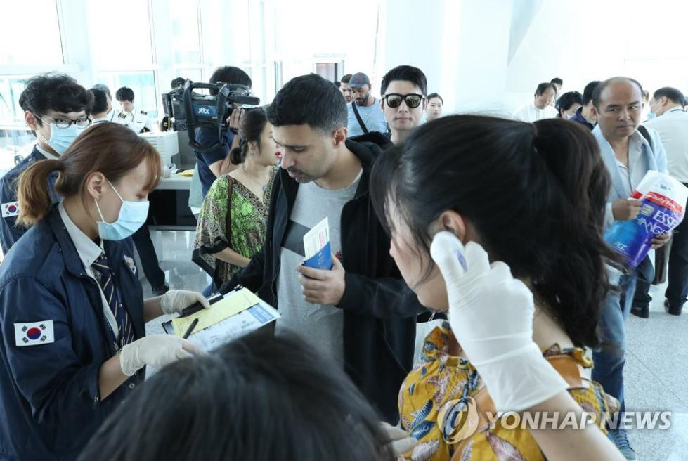 韓國仁川機場加強對入境游客體溫的檢查。（韓聯社）