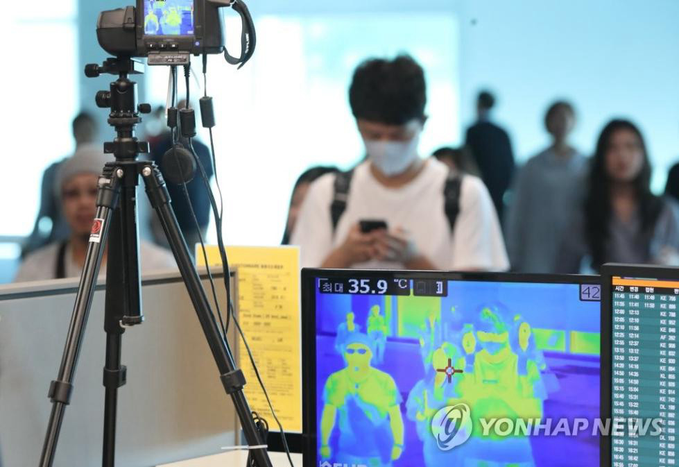 韓國仁川機場加強對入境游客的體溫檢查。（韓聯社）
