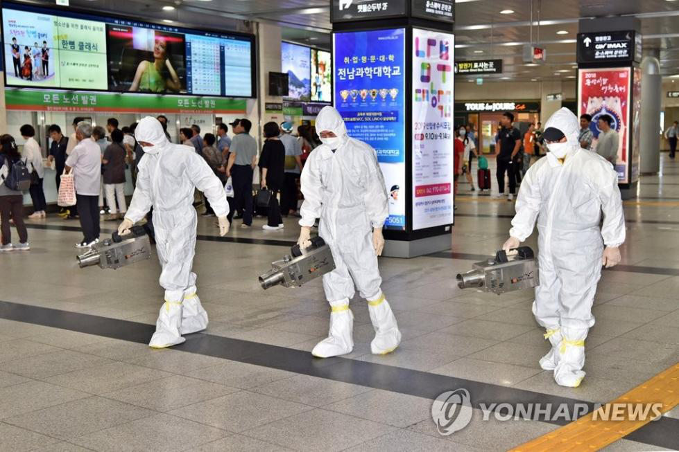 11日，工作人員對韓國光州汽車站進行消毒。（韓聯社）