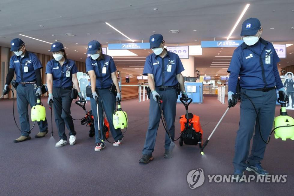 10日，工作人員對韓國仁川機場進行消毒。（韓聯社）