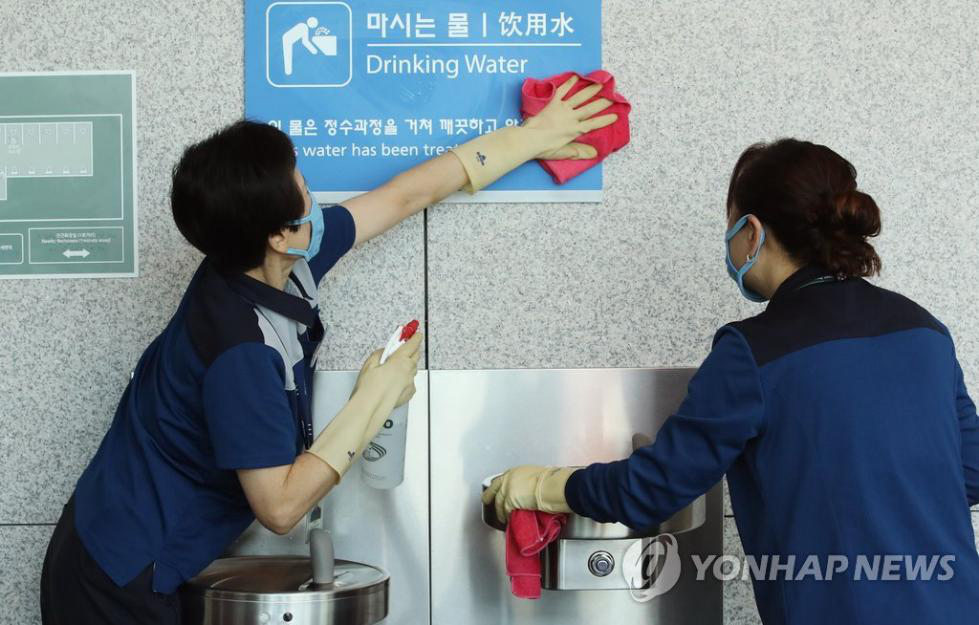 10日，工作人員對韓國仁川機場進行消毒。（韓聯社）