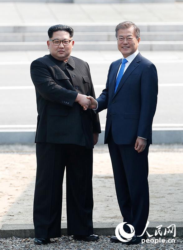 2018年4月27日，金正恩（左）與文在寅（右）在板門店握手。（圖片來源：韓朝首腦會晤共同採訪團）