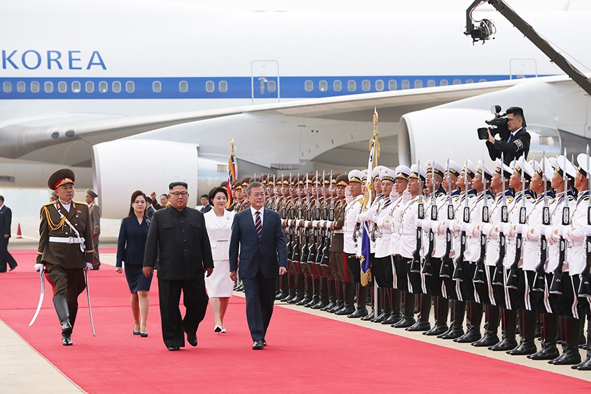 當地時間18日上午，在朝鮮平壤順安國際機場，朝鮮最高領導人金正恩與韓國總統文在寅檢閱朝鮮三軍儀仗隊。（韓朝首腦平壤會晤共同採訪團供圖）