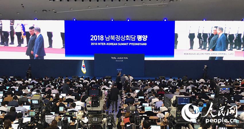 圖片為記者們聚集在2018年朝韓首腦平壤會晤首爾新聞中心，觀看金正恩迎接文在寅的直播畫面。（記者 李美玉攝）