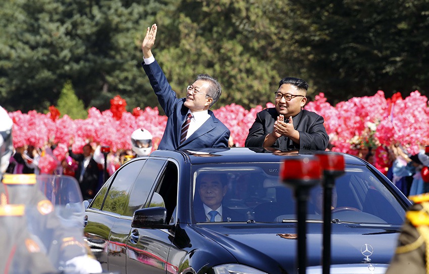 韓國總統文在寅與朝鮮最高領導人金正恩乘坐同一輛車，從平壤順安國際機場出發，前往朝鮮百花園國賓館。（韓朝首腦平壤會晤共同採訪團供圖）