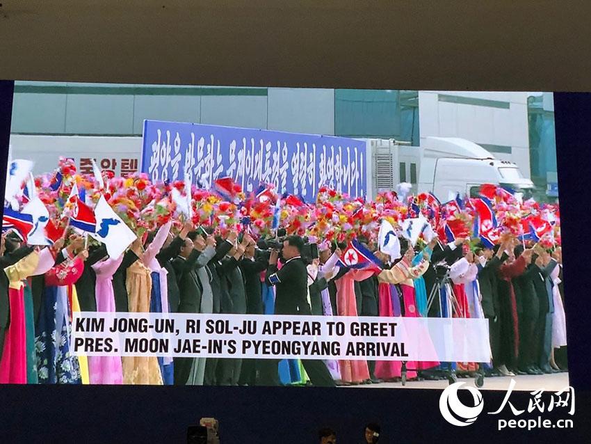 朝方在機場舉行盛大歡迎儀式，朝各界身著民族服裝、手持半島旗的歡迎群眾在機場迎接。（記者 李美玉攝）