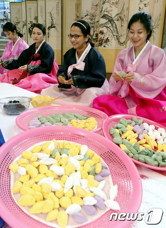 韓多元文化家庭女性制作中秋傳統糕點——鬆餅
